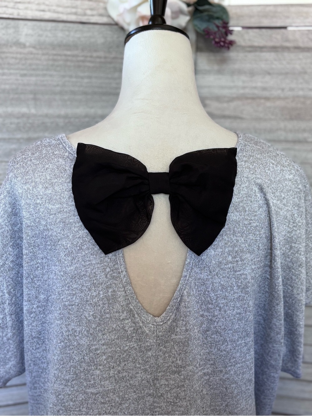 Feminine & Stylish Gray Knit Top SZ2X w/ Charming Backside Black Bow Accent